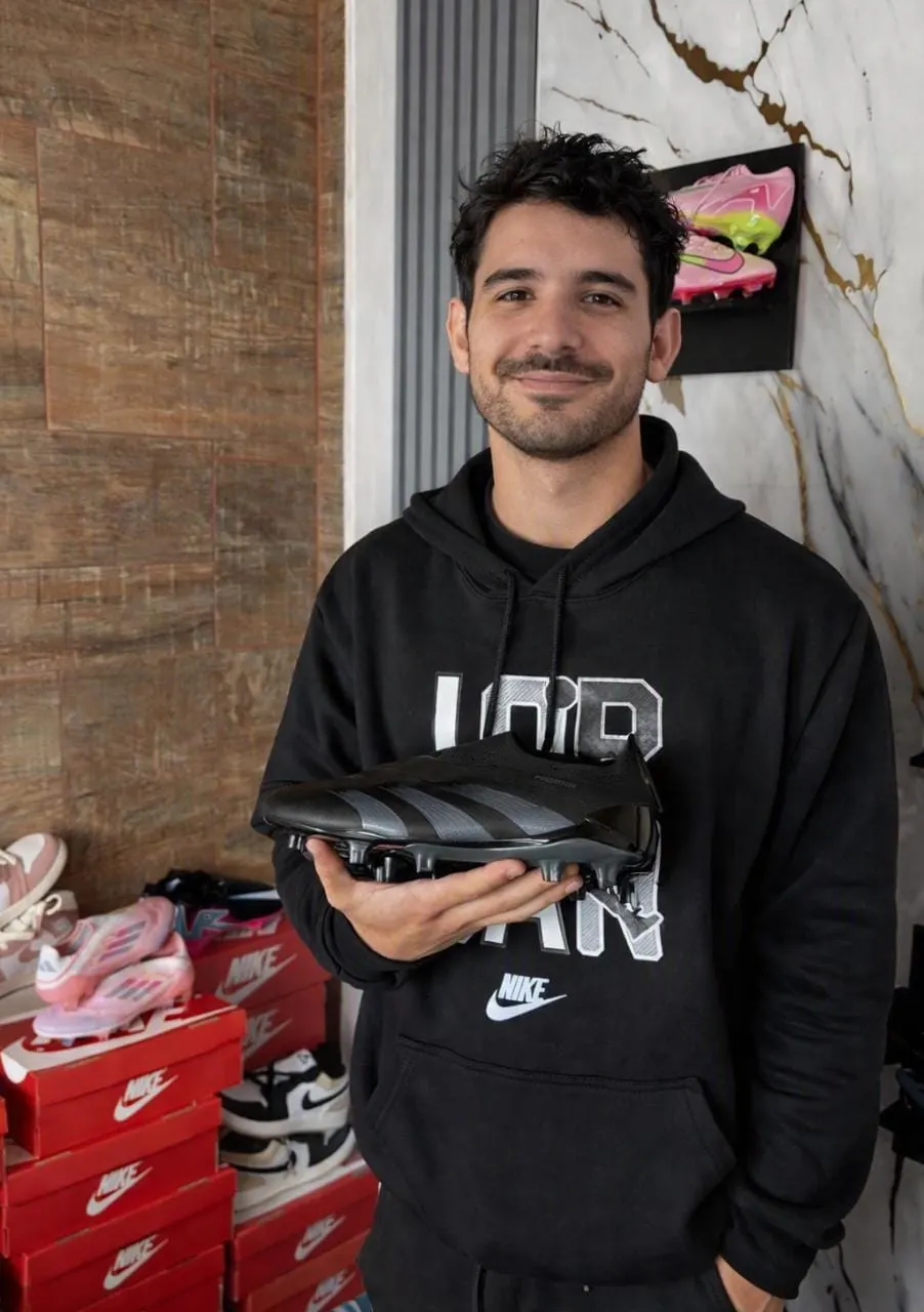 Entrega de botines negros en el local