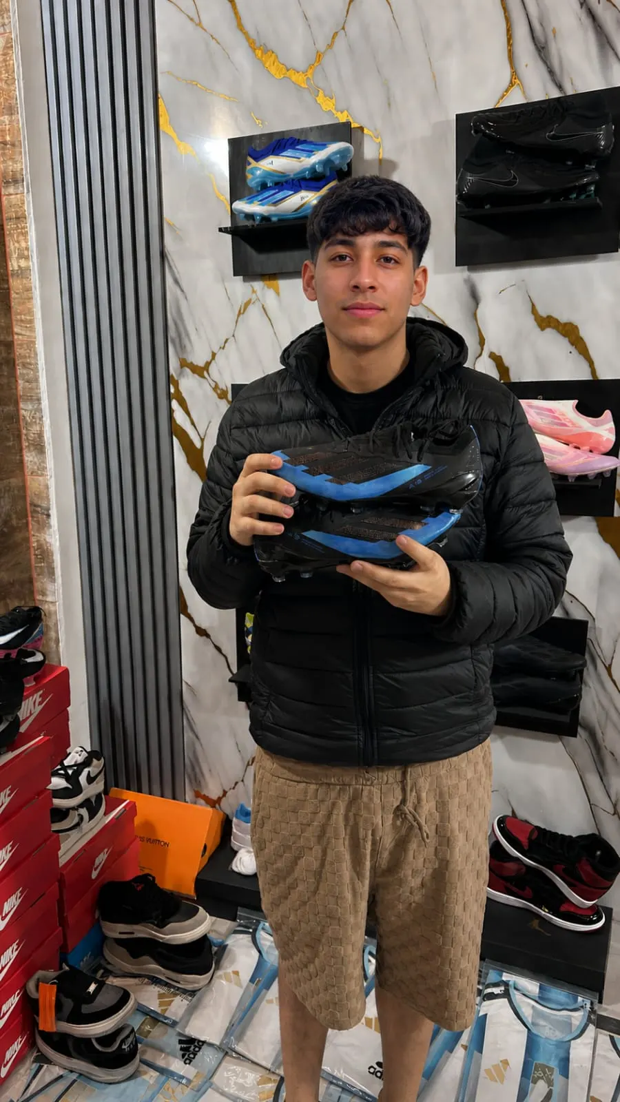 Entrega de botines azules y negros en el local