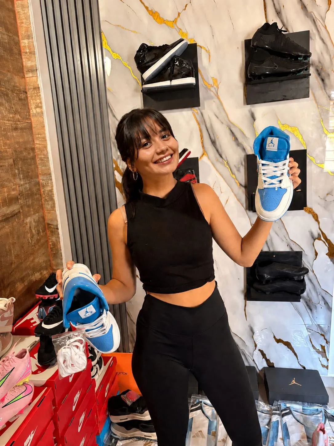 Entrega de zapatillas Jordan en el local