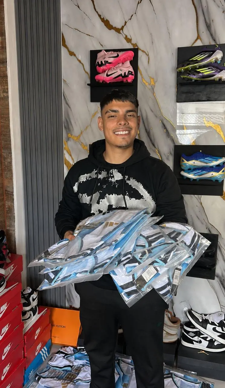 Entrega de un pedido de camisetas de la Selección